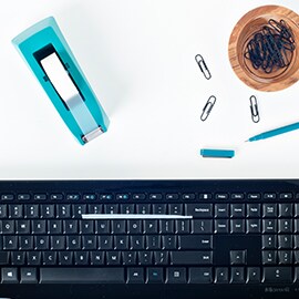 Rengjøre tastaturet med Scotch® Magic™ tape